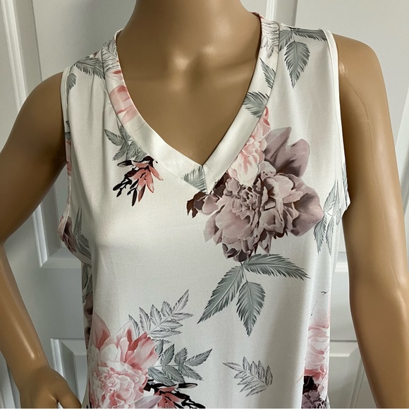 Like new white floral sleeveless top - Picture 2 of 8